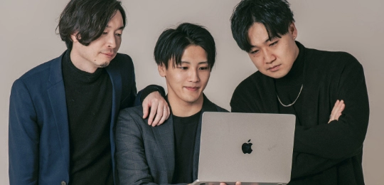 SNS運用には多くの人材が関わります。